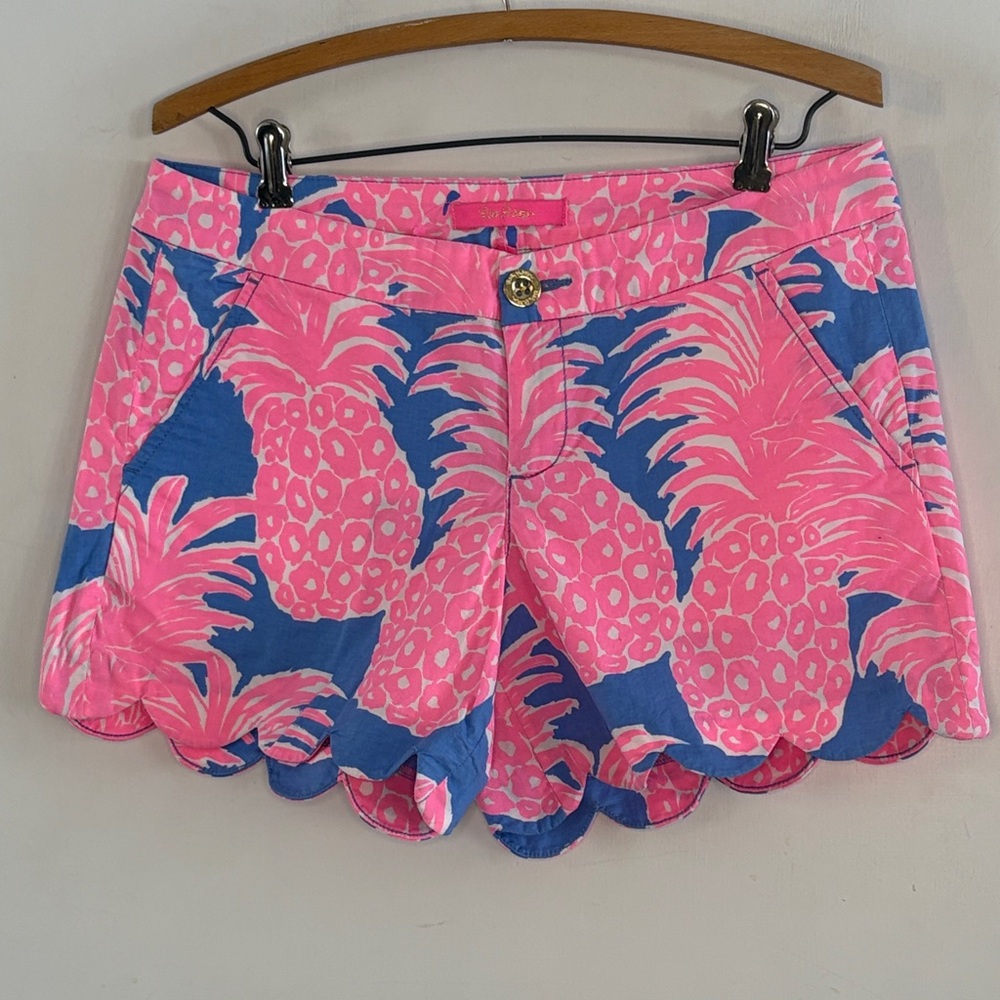 Lilly Pulitzer blue pink pineapple print scalloped hem Buttercup shorts Size 4